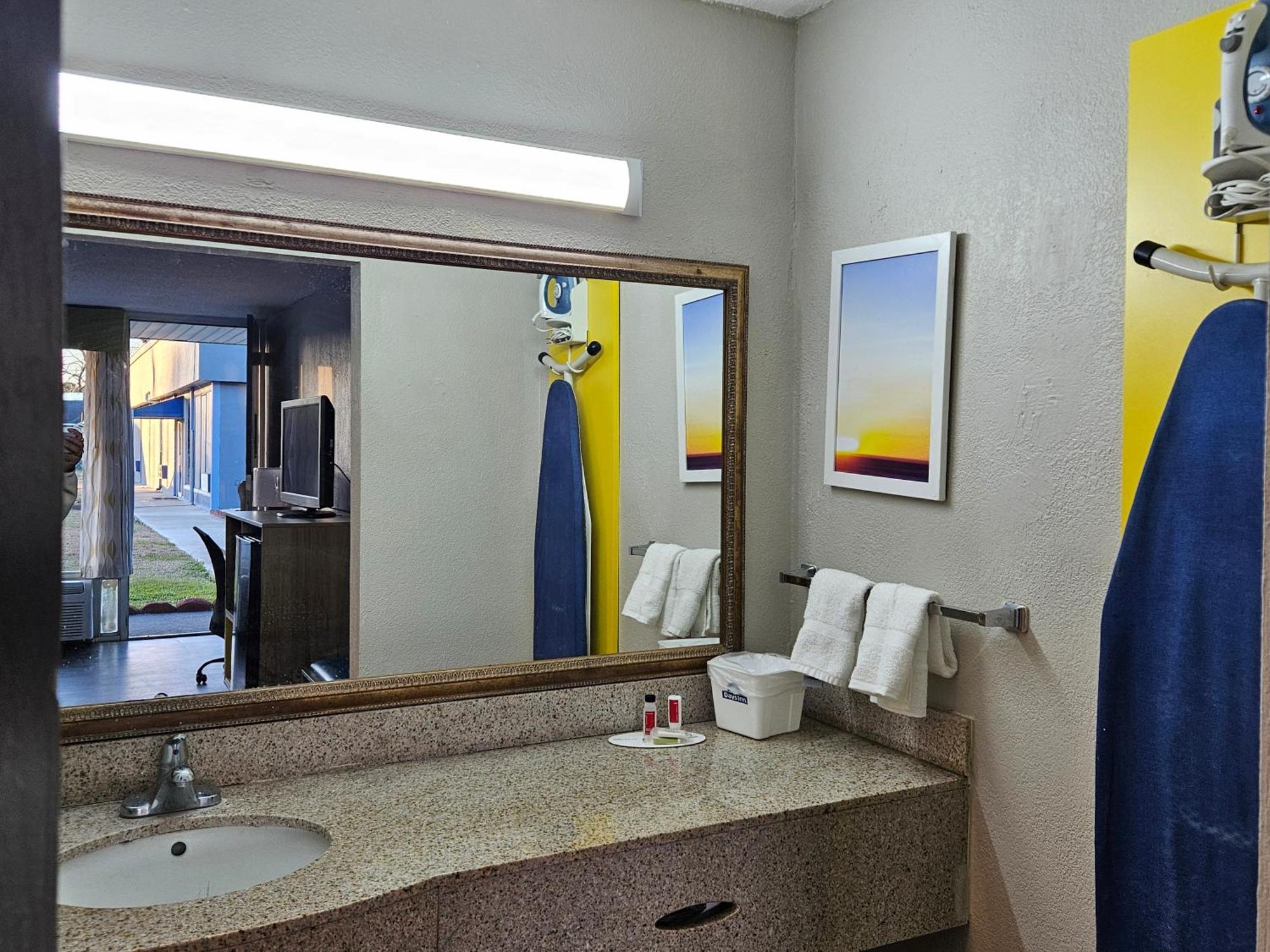 Days Inn By Wyndham Washington Bagian luar foto