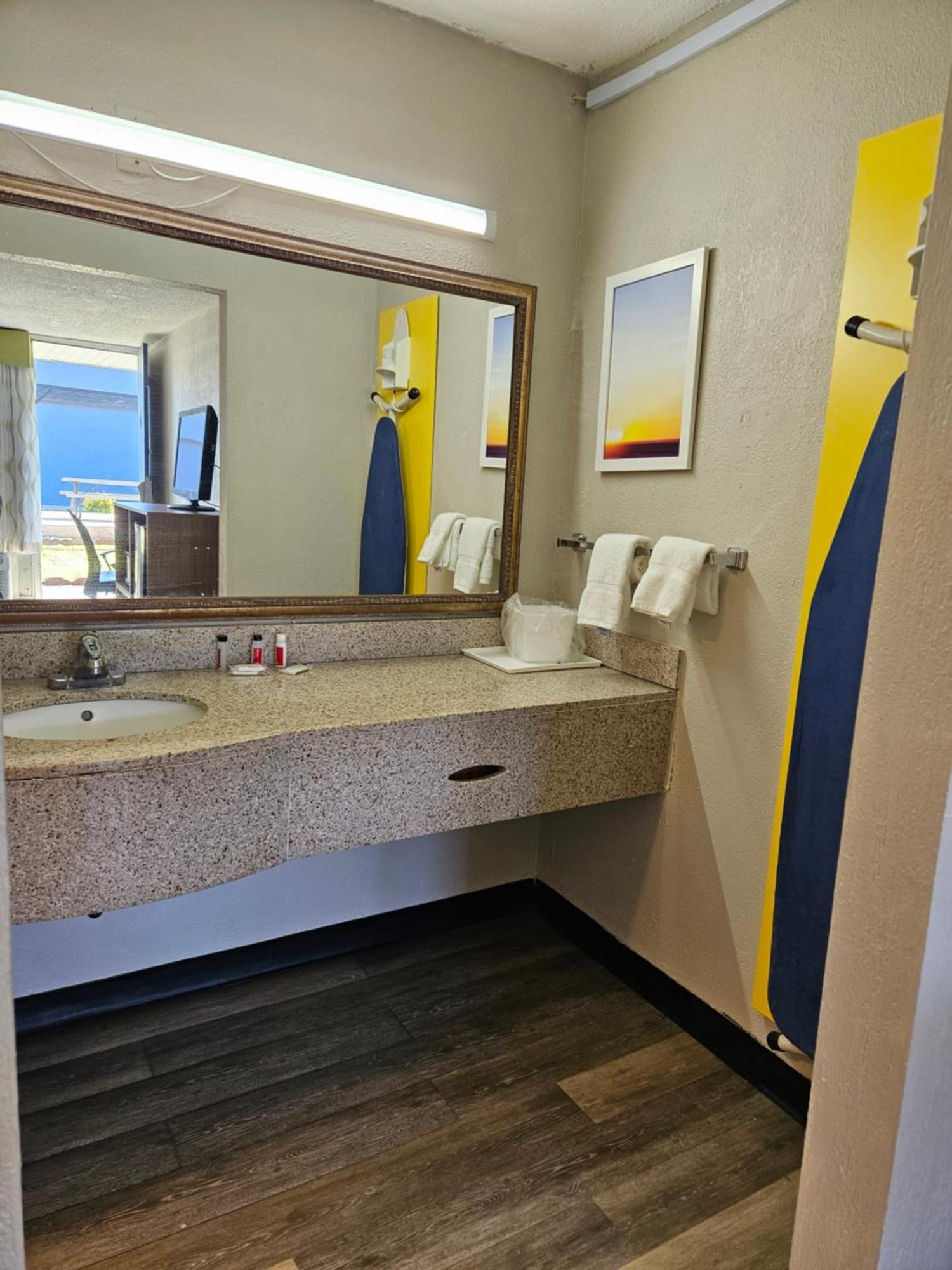 Days Inn By Wyndham Washington Bagian luar foto
