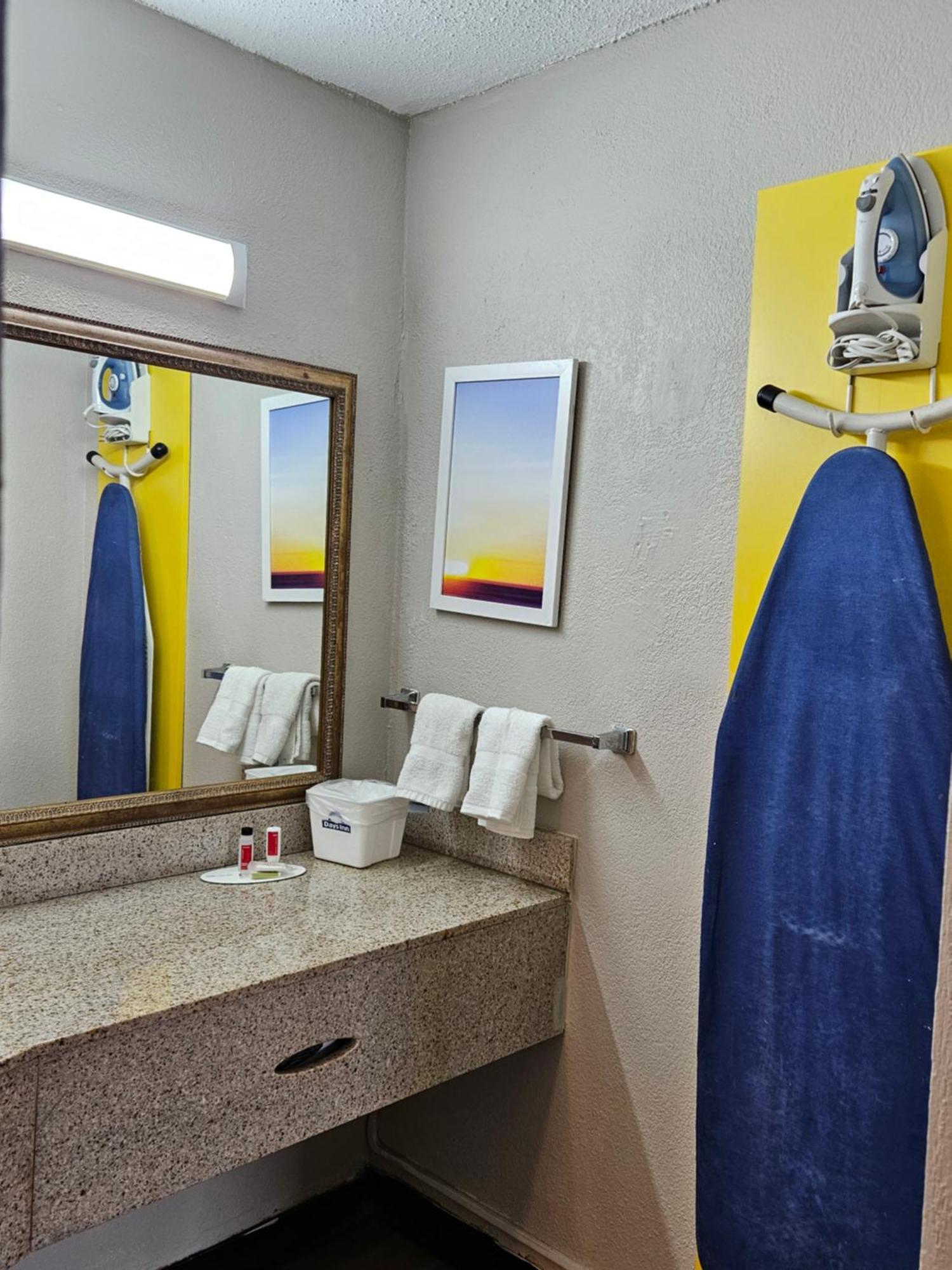 Days Inn By Wyndham Washington Bagian luar foto
